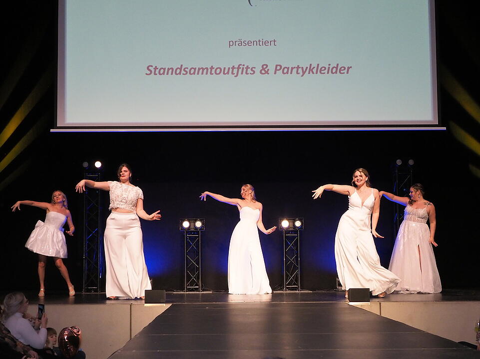 Inkl. Braut- und Festmodenschauen.