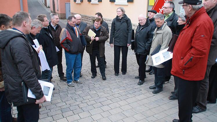 Wie hier am Häfnerplatz soll unterschiedlich strukturierters Pflaster zum Einsatz kommen wie Planer Arno weimann erläutert.