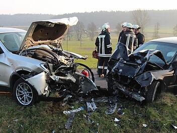 Nach Angaben der Polizei ist der Fahrer des schwarzen BMW von Unterwinterbach kommend beim Überholen in den Gegenverkehr gefahren. Die Straße zwischen Lonnerstadt und Unterwinterbach, Höhe Fetzelhofen, war etwa eine Stunde gesperrt. Foto: Christian Bauriedel