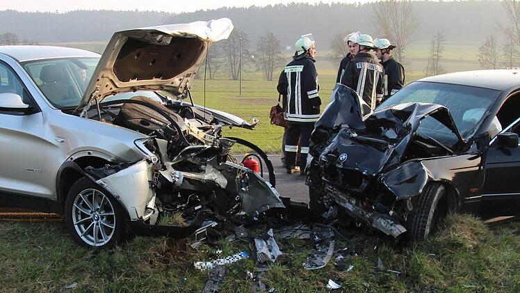 Nach Angaben der Polizei ist der Fahrer des schwarzen BMW von Unterwinterbach kommend beim Überholen in den Gegenverkehr gefahren. Die Straße zwischen Lonnerstadt und Unterwinterbach, Höhe Fetzelhofen, war etwa eine Stunde gesperrt. Foto: Christian Bauriedel