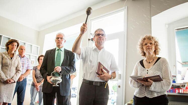 Pfarrer Stefan Eschenbacher (2. von rechts) weiht, gemeinsam mit Pfarrerin Doris Otminghaus (rechts), die Räume ein.
