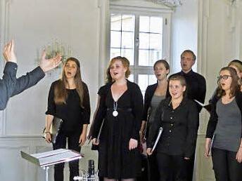 Die "Kleine Kantorey" aus Kronach unter Leitung von Burkhart M. Schürmann bei einem Konzert auf Kloster Banz. Foto: Archiv/Jochen Berger