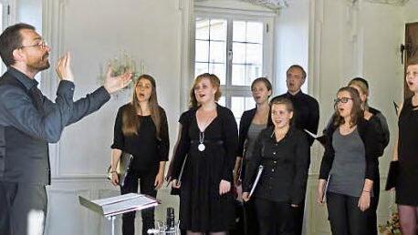 Die "Kleine Kantorey" aus Kronach unter Leitung von Burkhart M. Schürmann bei einem Konzert auf Kloster Banz. Foto: Archiv/Jochen Berger