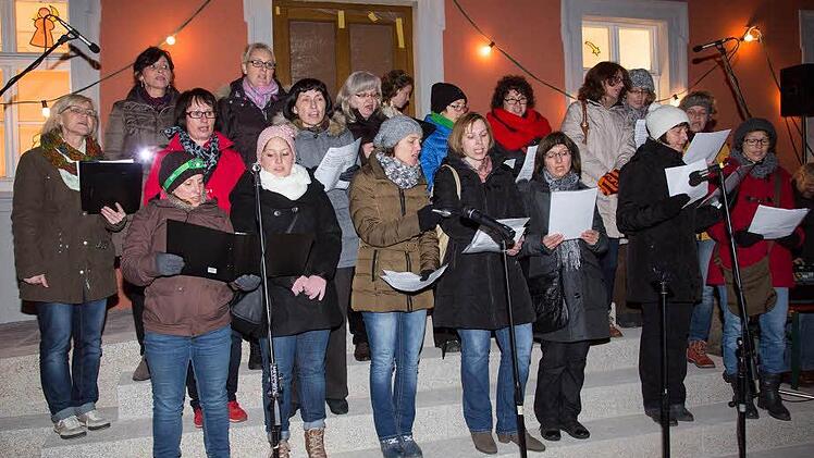 Der Chor Cantica Nova kündete vom "Schein in der Nacht". Foto: Klaus Gagel