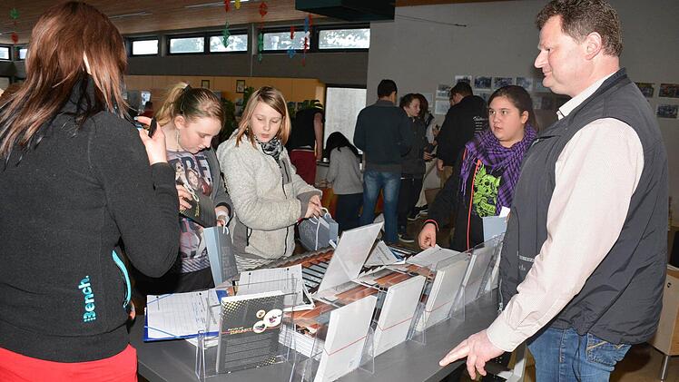 Seit vielen Jahres nimmt die Firma Koinor aus Michelau an der Ausbildungsbörse teil. Foto: Schmidt