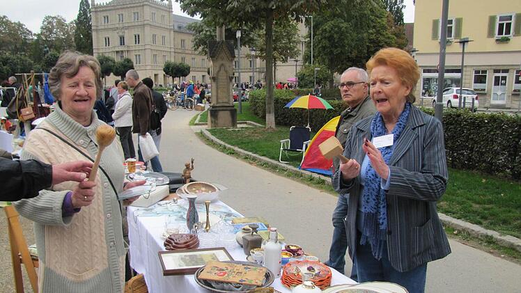Heidemarie Braunschmidt und Hermine Seelig diskutieren über die Qualität von hölzernen Fleischklopfern und deren vielseitige Einsatzmöglichkeiten. Foto: Hermann Fechter