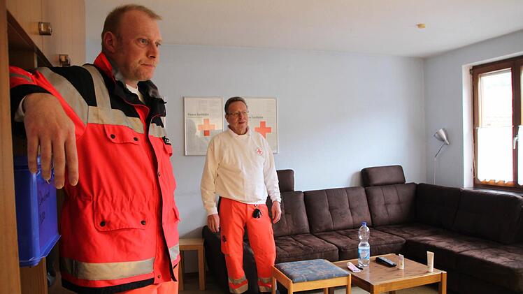 Schicht in der Rettungswache. Fünf Rot Kreuzler sind tagsüber im Einsatz, drei sind nachts im Dienst. Foto: Ulrike Müller