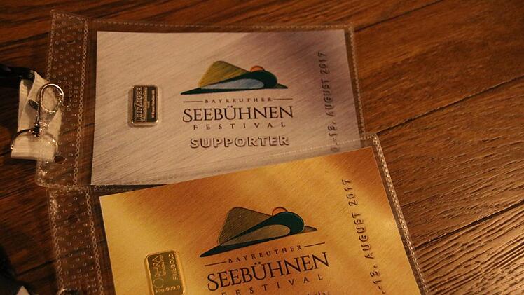 Musterexemplare der "Supporter Cards", mit denen Unternehmen und Privatpersonen das Bayreuther Seeb&uuml;hnenfestival 2017 noch unterst&uuml;tzen k&ouml;nnen. Die Originale gibt es dann in Scheckkartengr&ouml;&szlig;e. Foto: Markus Klein