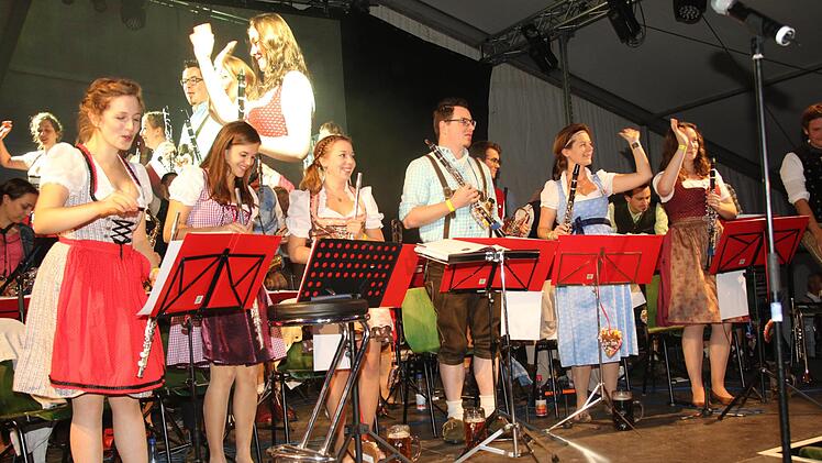 Die jungen Musikerinnen und Musiker verstanden es mit Blasmusik mit den richtigen "Wums" das Festzelt zum Brodeln zu bringen.