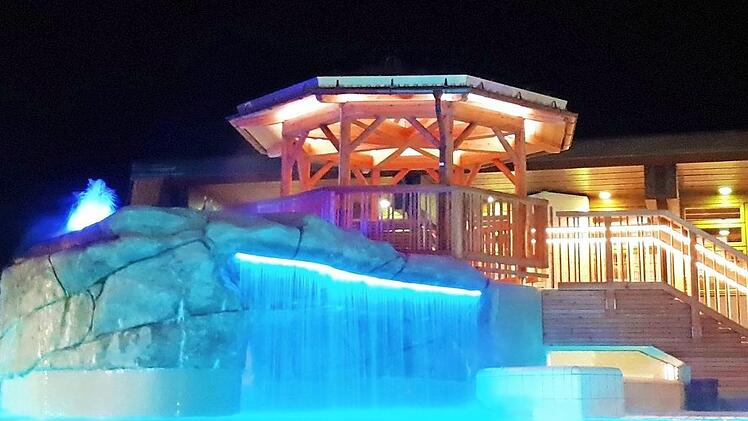 Das neu gestaltete Erlebnisbecken mit dem Wasserfall und dem Pavillon. Fotos: Obermain-Therme