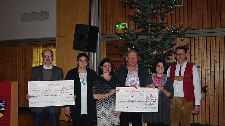 Der Musikverein Steinberg spendet 2000 Euro an wohltätige Zwecke. Das Bild zeigt (von links) Kirchenpfleger Christian Eidloth, 2. MV-Vorsitzende Andrea Baierlipp, Kiga-Leiterin Doris Haderlein, Kiga-Fördervereins-Vorsitzender Alexander Öhring, Kiga-Leiterin Karin-Kochdumper und Erstem MV-Vorsitzender Daniel Müller.      Foto: Heike Schülein