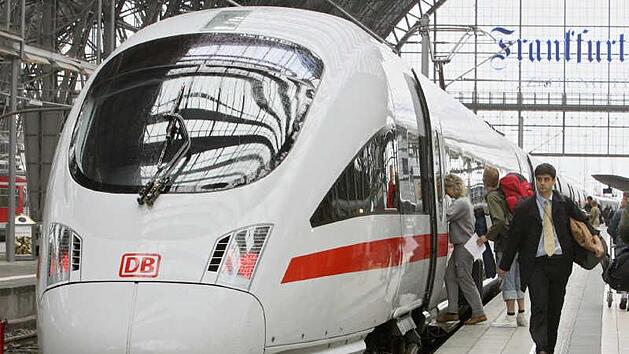 Nach der Benennung eines Zugs nach Anne Frank ist die Deutsche Bahn in Kritik geraten. Die DB h&auml;tte mit dem Thema Gef&uuml;hle verletzt.  Foto: Boris Roessler dpa/lhe