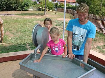 Mia, Sina und ihr Vater Christoph  wohnen ganz in der Nähe des Spielplatzes in der Nüdlinger Friedenstraße. Deshalb kommen sie auch fast täglich dorthin. Ralf Ruppert