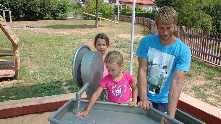 Mia, Sina und ihr Vater Christoph  wohnen ganz in der Nähe des Spielplatzes in der Nüdlinger Friedenstraße. Deshalb kommen sie auch fast täglich dorthin. Ralf Ruppert