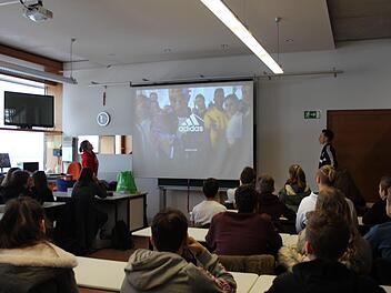 Adidas zählt bei den Schülern neben der Firma Schaeffler und Siemens zu sehr beliebten Unternehmen im Landkreis Erlangen-Höchstadt. Deshalb mussten die Dozenten ihre Vorträge sogar zweimal halten. Foto: Theresa Schiffl