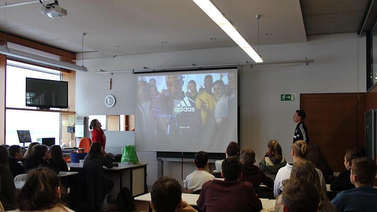 Adidas zählt bei den Schülern neben der Firma Schaeffler und Siemens zu sehr beliebten Unternehmen im Landkreis Erlangen-Höchstadt. Deshalb mussten die Dozenten ihre Vorträge sogar zweimal halten. Foto: Theresa Schiffl