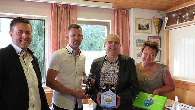 Ein herzliches Dankesch&ouml;n an Theo Wittmann (Dritter von links) sagen Frank Mirsberger, Sven D&uuml;bel und Susi Mayr (von links)  Foto: Monika Sch&uuml;tz