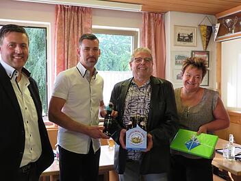 Ein herzliches Dankeschön an Theo Wittmann (Dritter von links) sagen Frank Mirsberger, Sven Dübel und Susi Mayr (von links)  Foto: Monika Schütz