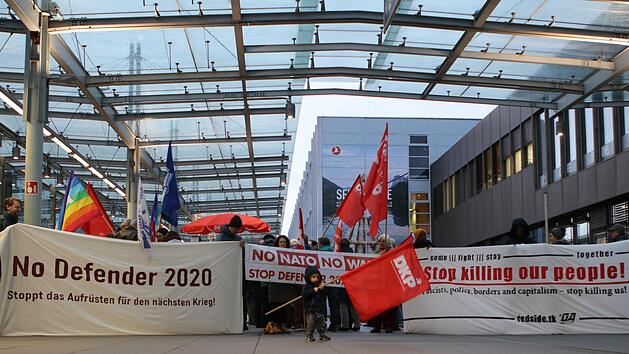 Etwa 100 Demonstranten haben sich am Donnerstag, 12.03.2020, in N&uuml;rnberg versammelt, um gegen "Defender Europe" zu protestieren. Foto: NEWS5/O&szlig;wald