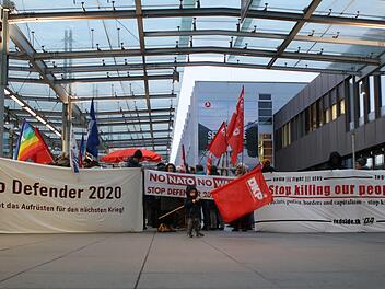 Etwa 100 Demonstranten haben sich am Donnerstag, 12.03.2020, in N&uuml;rnberg versammelt, um gegen "Defender Europe" zu protestieren. Foto: NEWS5/O&szlig;wald