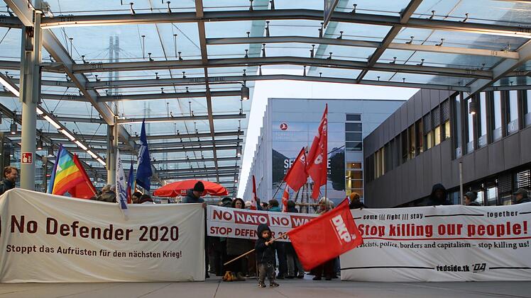 Etwa 100 Demonstranten haben sich am Donnerstag, 12.03.2020, in Nürnberg versammelt, um gegen "Defender Europe" zu protestieren. Foto: NEWS5/Oßwald