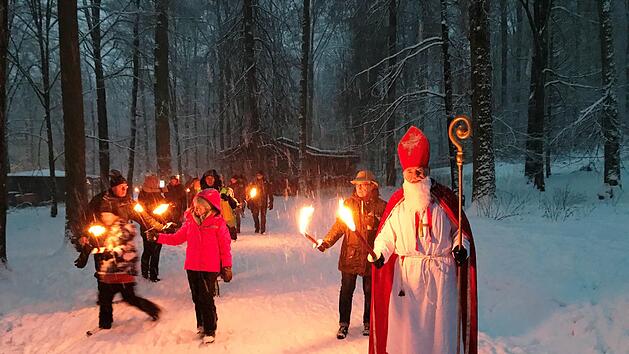 Idylle pur: Der Nikolaus f&uuml;hrt eine Wanderung durch den Schnee an. In der Realit&auml;t sieht es oft ein wenig anders aus. Nikolaus-Darsteller sind schwer zu bekommen. Archivfoto: Gudrun Heil-Franke