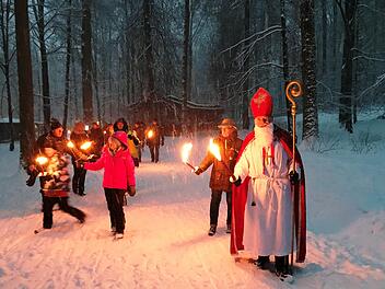 Idylle pur: Der Nikolaus führt eine Wanderung durch den Schnee an. In der Realität sieht es oft ein wenig anders aus. Nikolaus-Darsteller sind schwer zu bekommen. Archivfoto: Gudrun Heil-Franke