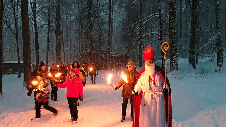 Idylle pur: Der Nikolaus führt eine Wanderung durch den Schnee an. In der Realität sieht es oft ein wenig anders aus. Nikolaus-Darsteller sind schwer zu bekommen. Archivfoto: Gudrun Heil-Franke