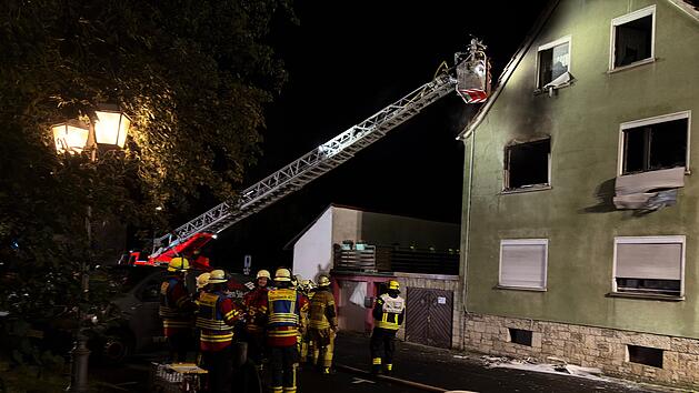 Brand in Wohnhaus: Wohnung brennt v&ouml;llig aus
