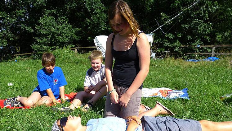 Zeltlagerleben bedeutet bei der Wasserwacht nicht nur Spaß. Auch Aus- und Fortbildung wird betrieben, wie hier das Auffinden einer leblosen Person mit anschließenden Wiederbelebungsmaßnahmen. Foto: privat
