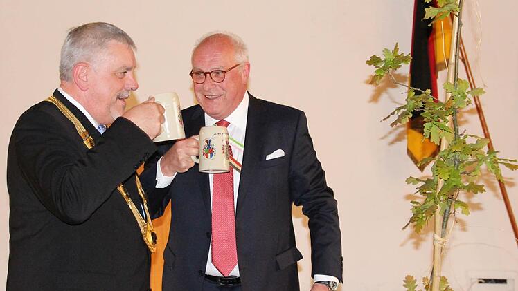 Prost auf die Zimmereiche. Die Eiche, die der CC einst am Theaterplatz pflanzen ließ, ist weg.