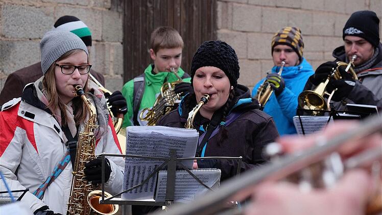 Egal ob Regen oder Schnee, zum Jahreswechsel wird aufgespielt - und zwar im ganzen Dorf. Die Untererthaler Musikanten ziehen beim Silvesterblasen mit ihren Instrumenten durch die Straßen. Foto: Gerd Schaar