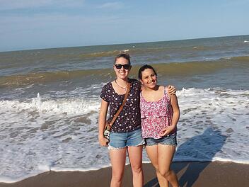 Franziska ist für ein Jahr mit dem Verein für internationalen Jugendaustausch (YFU) nach Brasilien gereist. Dass sie dort sehr glücklich ist, zeigt auch das Foto von Franzi (links) mit ihrer Gastschwester Amanda Pereira Brandão am Strand von Marataízes.  Foto: Gisele Vieira Pereira Brandão