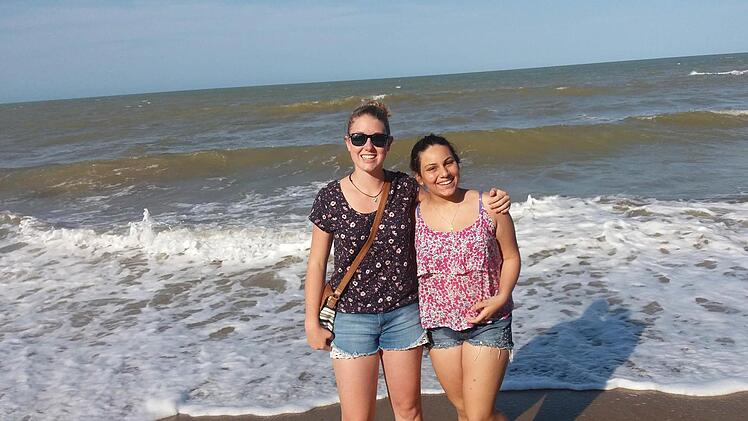 Franziska ist für ein Jahr mit dem Verein für internationalen Jugendaustausch (YFU) nach Brasilien gereist. Dass sie dort sehr glücklich ist, zeigt auch das Foto von Franzi (links) mit ihrer Gastschwester Amanda Pereira Brandão am Strand von Marataízes.  Foto: Gisele Vieira Pereira Brandão