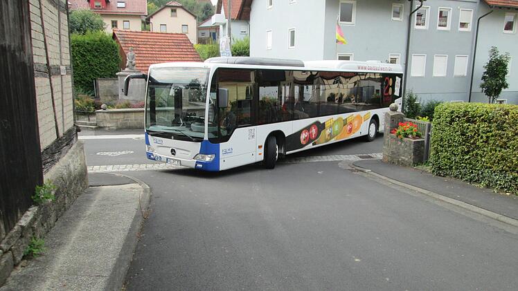 Eine Herausforderung für die Busfahrer ist die Einfahrt in die enge steile Straße "Am Zeicht".  Winfried Ehling