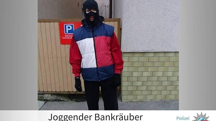 Ein Mann mit Skimaske sorgte am vergangenen Freitag f&uuml;r Aufsehen im unterfr&auml;nkischen Donnersdorf. Foto: Polizei Unterfranken/Facebook