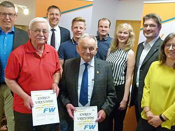 Ehrungen anlässlich der FW-Hauptversammlung in Gasthaus "Rosenbauer" (von links): Vorsitzender Jens Blümig, Karl-Heinz Sommer, Bürgermeister Marco Steiner, Listenkandidat Max Kräußlich, Norbert Mücke, stellvertretender Vorsitzender Markus Rosenbauer, Direktkandidatin Maria Preißler, Kreisvorsitzender Christian Gunsenheimer, stellvertretende Vorsitzende Isabel Wohlleben. Foto: Lothar Weidner