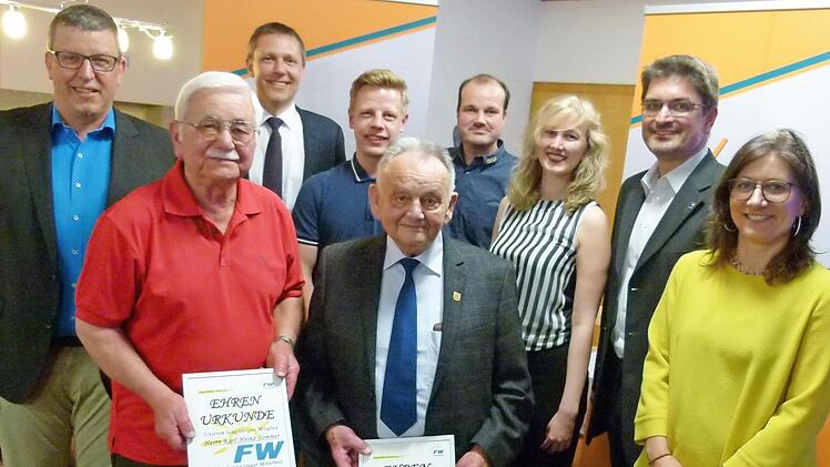 Ehrungen anlässlich der FW-Hauptversammlung in Gasthaus "Rosenbauer" (von links): Vorsitzender Jens Blümig, Karl-Heinz Sommer, Bürgermeister Marco Steiner, Listenkandidat Max Kräußlich, Norbert Mücke, stellvertretender Vorsitzender Markus Rosenbauer, Direktkandidatin Maria Preißler, Kreisvorsitzender Christian Gunsenheimer, stellvertretende Vorsitzende Isabel Wohlleben. Foto: Lothar Weidner