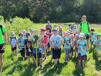 Auf verschiedenen Wegen zogen Kindergartenkinder aus dem gesamten Stadtgebiet zur Münnerstädter Talkirche. Foto: Heike Beudert