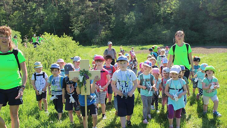 Auf verschiedenen Wegen zogen Kindergartenkinder aus dem gesamten Stadtgebiet zur Münnerstädter Talkirche. Foto: Heike Beudert