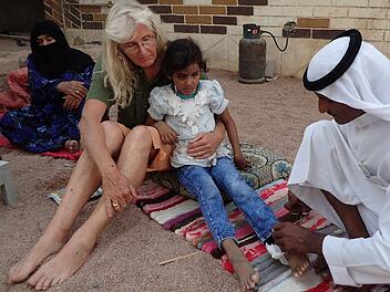 Auswanderin Ingrid Japsen (2. v. l.), eine Freundin von Ute Wolpensinger, unterstützt das Beduinenmädchen Ebtesam (Mitte) und deren Vater Dagali (r.) vor Ort in dem ägyptischen Dorf Dahab. Foto: privat