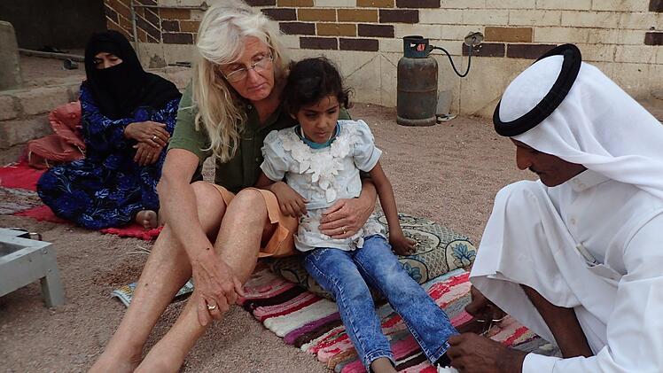 Auswanderin Ingrid Japsen (2. v. l.), eine Freundin von Ute Wolpensinger, unterstützt das Beduinenmädchen Ebtesam (Mitte) und deren Vater Dagali (r.) vor Ort in dem ägyptischen Dorf Dahab. Foto: privat