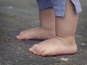 Barfu&szlig; ist ein Kleinkind in Kronach von Zuhause weggelaufen. Die Mutter bemerkte das Verschwinden nicht. Symbolbild: FeeLona/Pixabay