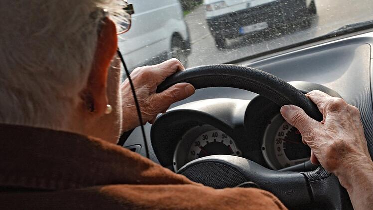 Eine betagte Autofahrerin hat bei Gräfenberg im Kreis Forchheim einen Schulbus nicht gesehen und ist mit ihrem Auto seitlich gegen den mit über 20 Kindern besetzten Bus gefahren. Symbolfoto: Felix Kästle/dpa