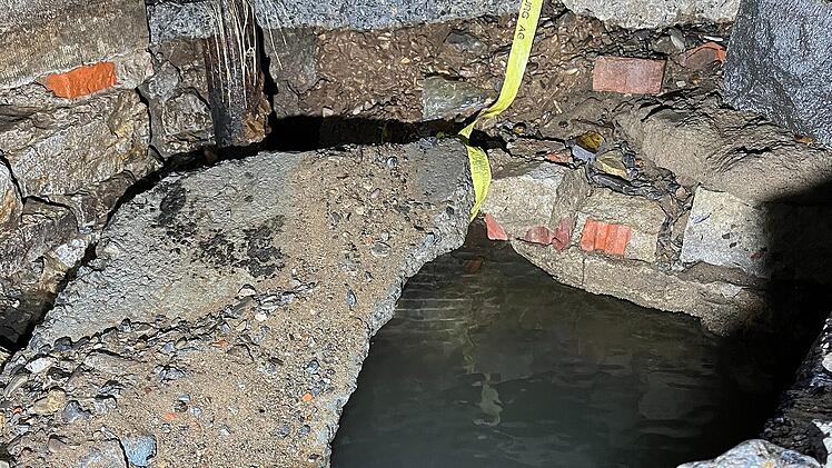 Würzburg: Straße nach Wasserrohrbruch überflutet - Feuerwehr nachts im Einsatz
