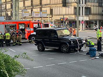 Auto f&auml;hrt in Personengruppe