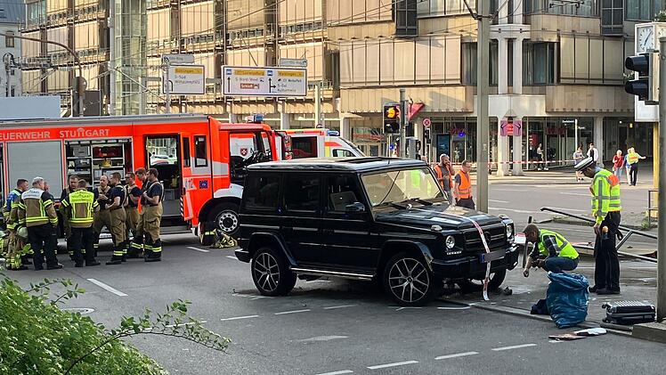 Auto f&auml;hrt in Personengruppe