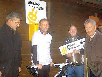Zum zweiten Mal in Folge hat die Gemeinde Meeder das Stadtradeln gewonnen. Dafür gab es eine neue "Tankstelle" für E-Bikes an der Senningshöhe. Von links: Michael Busch, Siegmar Reinhard, Marita Nehring (ARGE ÖPNV) und Josef Brunner. Foto: Gabi Arnold