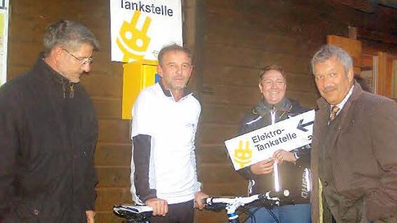 Zum zweiten Mal in Folge hat die Gemeinde Meeder das Stadtradeln gewonnen. Dafür gab es eine neue "Tankstelle" für E-Bikes an der Senningshöhe. Von links: Michael Busch, Siegmar Reinhard, Marita Nehring (ARGE ÖPNV) und Josef Brunner. Foto: Gabi Arnold