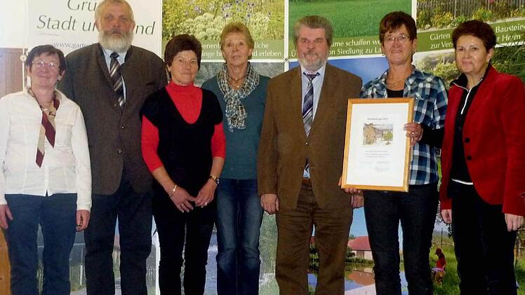 Der Gartenbauverein Nordhalben wurde ausgezeichnet. Im Bild die Vertreter des Vereins mit (von links): Annemarie Scherbel, der Wunsiedler Bürgermeister Karl-Willi Beck, Brigitte Böhnlein, Marianne Köstner, Bürgermeister Josef Daum, Ortsvorsitzende Barbara Wachter und Bezirksvorsitzende Gudrun Brendel-Fischer.